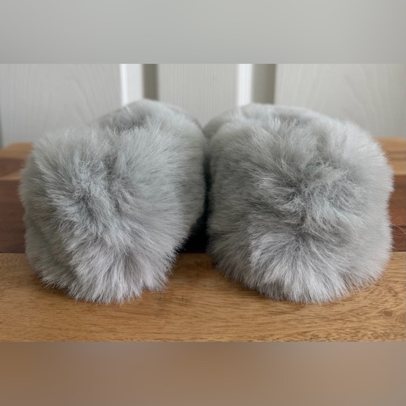 Zara Kids Soft Gray Faux Fur Ballet Flats
Zara Size 29 - Picture 4 of 8